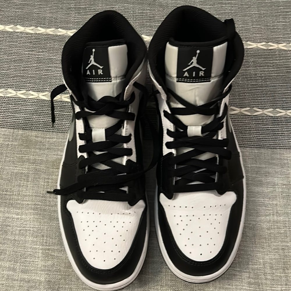 AIR JORDAN  high top - mid Retro. Black/white with grey swoosh